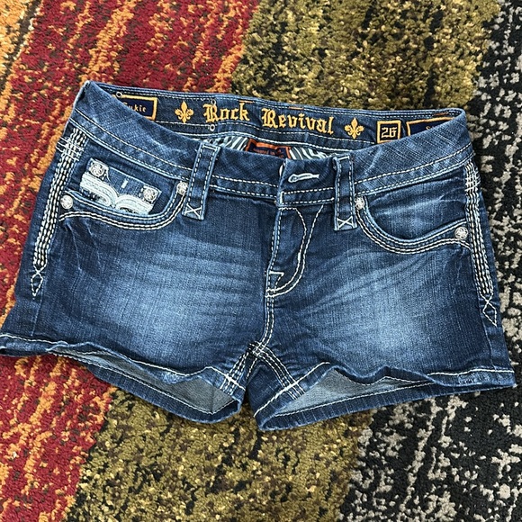 Rock Revival  short. - Picture 3 of 8